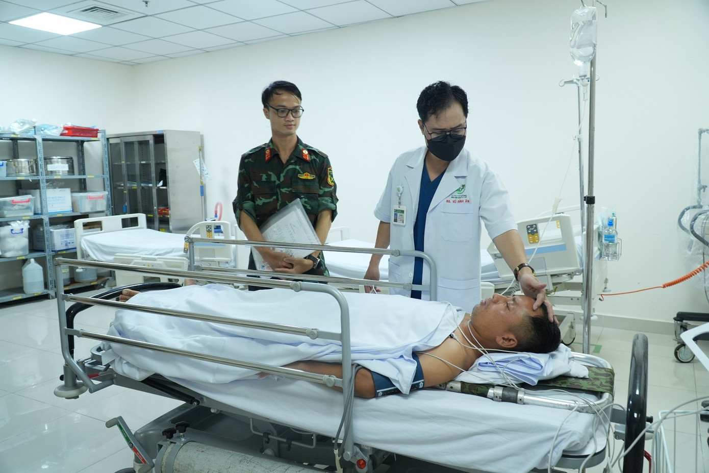 Chuyến bay d&agrave;i kỷ lục tr&ecirc;n biển cứu c&ugrave;ng l&uacute;c 2 bệnh nh&acirc;n nguy kịch từ Trường Sa- Ảnh 3.