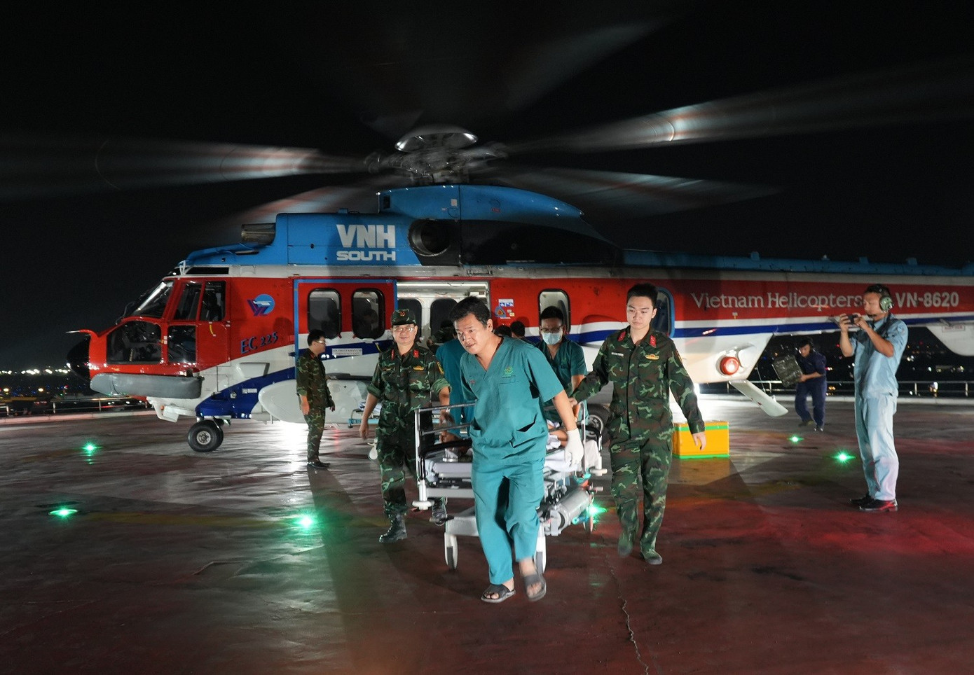 Chuyến bay d&agrave;i kỷ lục tr&ecirc;n biển cứu c&ugrave;ng l&uacute;c 2 bệnh nh&acirc;n nguy kịch từ Trường Sa- Ảnh 1.