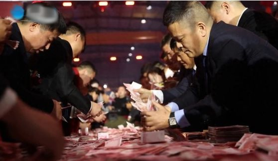 Chủ tịch tập đo&agrave;n ngh&igrave;n tỷ ph&aacute;t 375 tỷ đồng tiền mặt thưởng Tết, đếm bao nhi&ecirc;u được bấy nhi&ecirc;u, c&oacute; năm đ&atilde;i lẩu 10 ng&agrave;y liền- Ảnh 1.