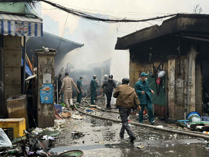 Cháy chợ ở Hà Nội, nhiều hộ dân phải sơ tán trong đêm- Ảnh 8.