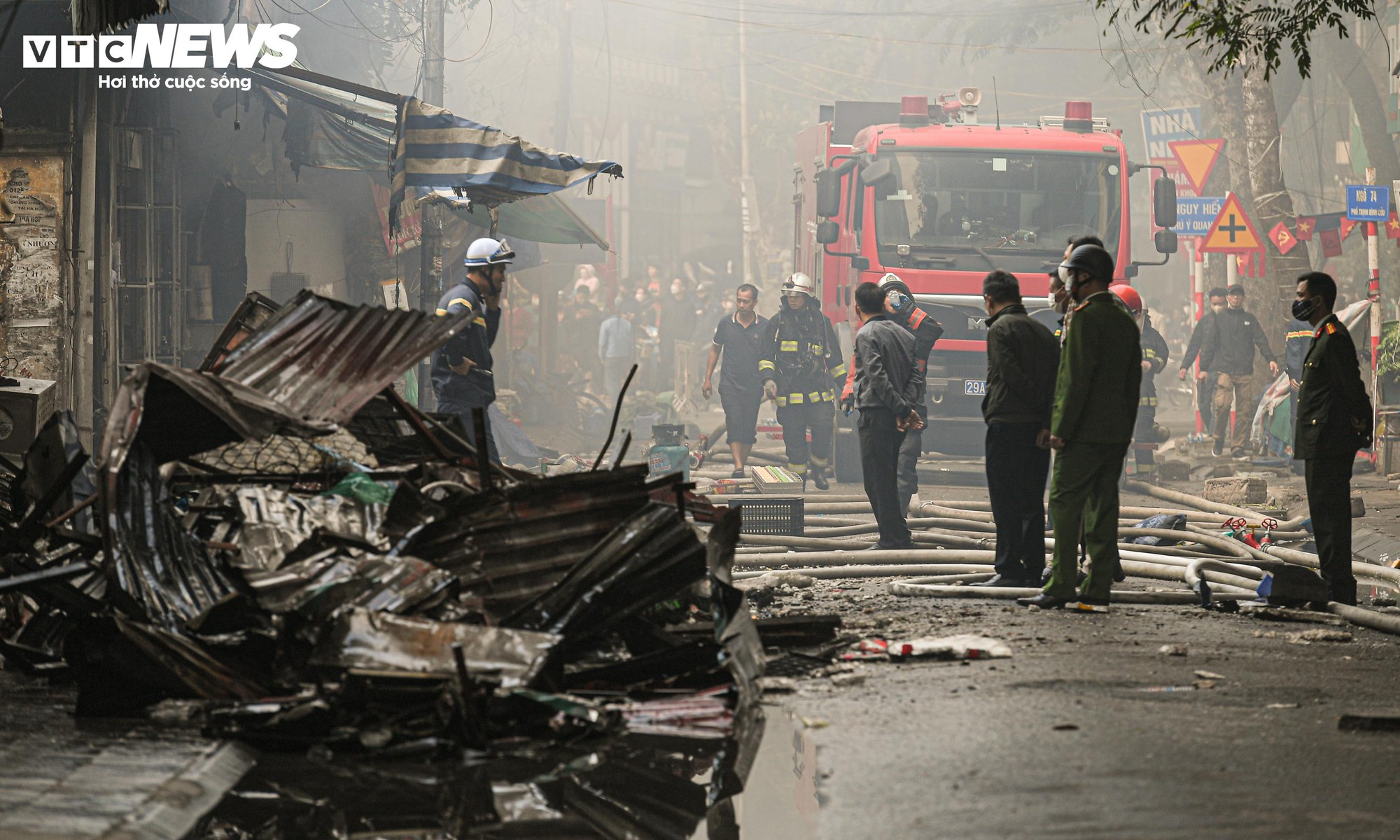 Tiểu thương kh&oacute;c nức nở, nh&igrave;n t&agrave;i sản bị thi&ecirc;u rụi sau vụ ch&aacute;y chợ Xanh ở H&agrave; Nội- Ảnh 1.