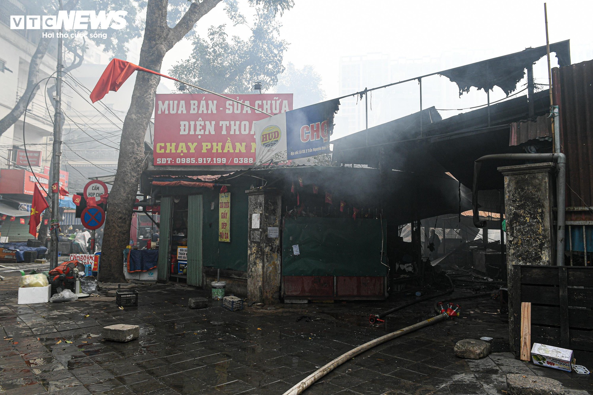 Tiểu thương kh&oacute;c nức nở, nh&igrave;n t&agrave;i sản bị thi&ecirc;u rụi sau vụ ch&aacute;y chợ Xanh ở H&agrave; Nội- Ảnh 16.