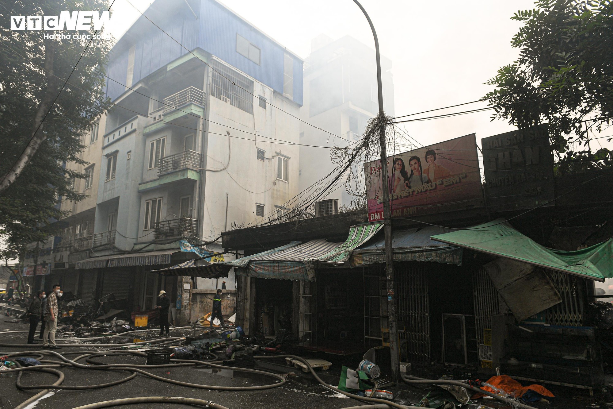 Tiểu thương kh&oacute;c nức nở, nh&igrave;n t&agrave;i sản bị thi&ecirc;u rụi sau vụ ch&aacute;y chợ Xanh ở H&agrave; Nội- Ảnh 17.