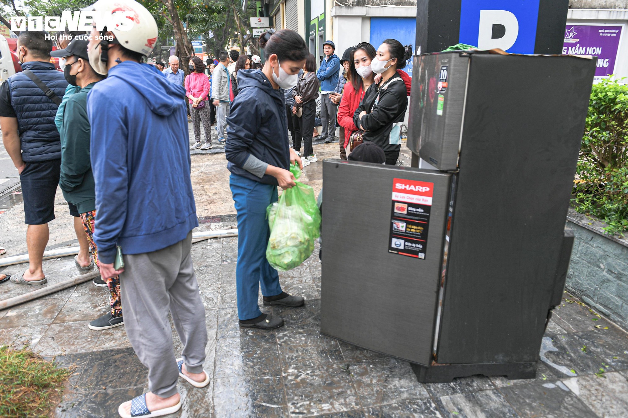 Tiểu thương kh&oacute;c nức nở, nh&igrave;n t&agrave;i sản bị thi&ecirc;u rụi sau vụ ch&aacute;y chợ Xanh ở H&agrave; Nội- Ảnh 7.