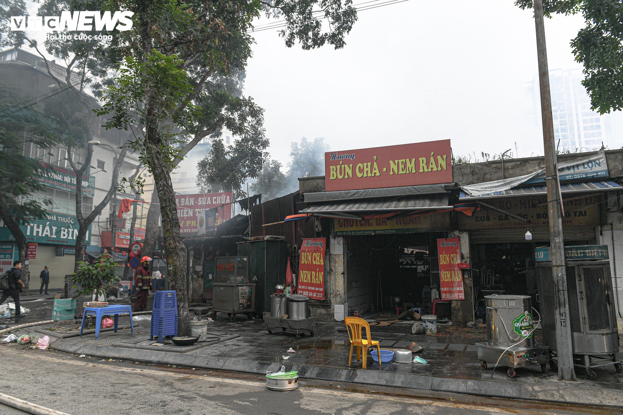 Tiểu thương kh&oacute;c nức nở, nh&igrave;n t&agrave;i sản bị thi&ecirc;u rụi sau vụ ch&aacute;y chợ Xanh ở H&agrave; Nội- Ảnh 2.