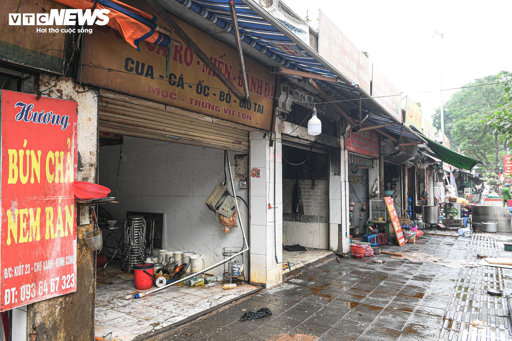 Tiểu thương kh&oacute;c nức nở, nh&igrave;n t&agrave;i sản bị thi&ecirc;u rụi sau vụ ch&aacute;y chợ Xanh ở H&agrave; Nội- Ảnh 3.