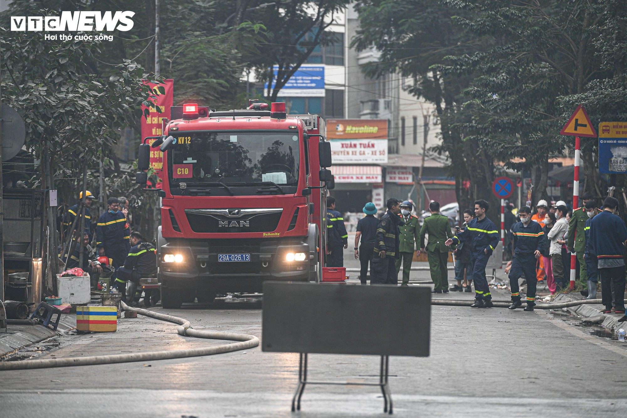 Tiểu thương kh&oacute;c nức nở, nh&igrave;n t&agrave;i sản bị thi&ecirc;u rụi sau vụ ch&aacute;y chợ Xanh ở H&agrave; Nội- Ảnh 4.
