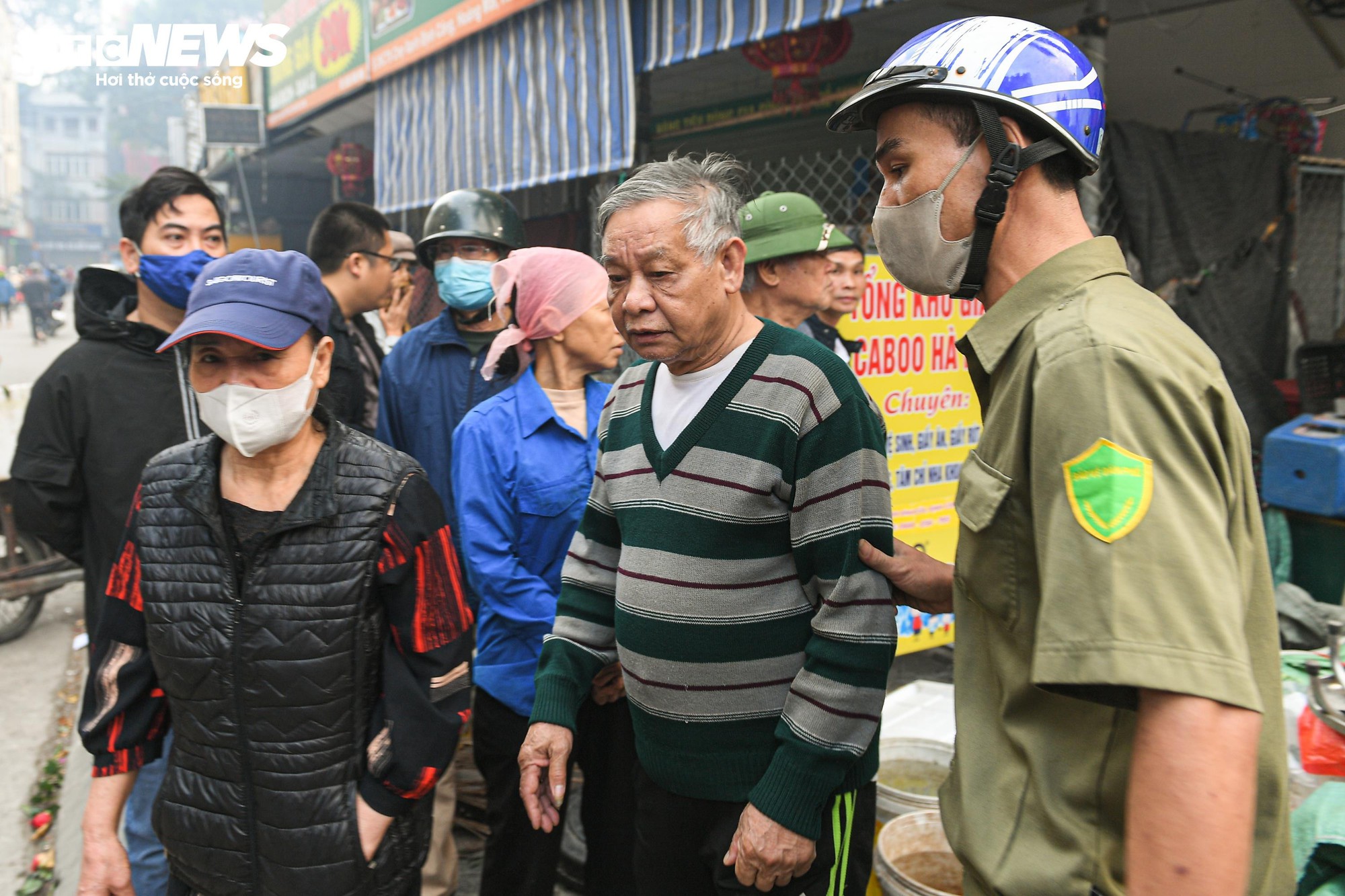 Tiểu thương kh&oacute;c nức nở, nh&igrave;n t&agrave;i sản bị thi&ecirc;u rụi sau vụ ch&aacute;y chợ Xanh ở H&agrave; Nội- Ảnh 6.