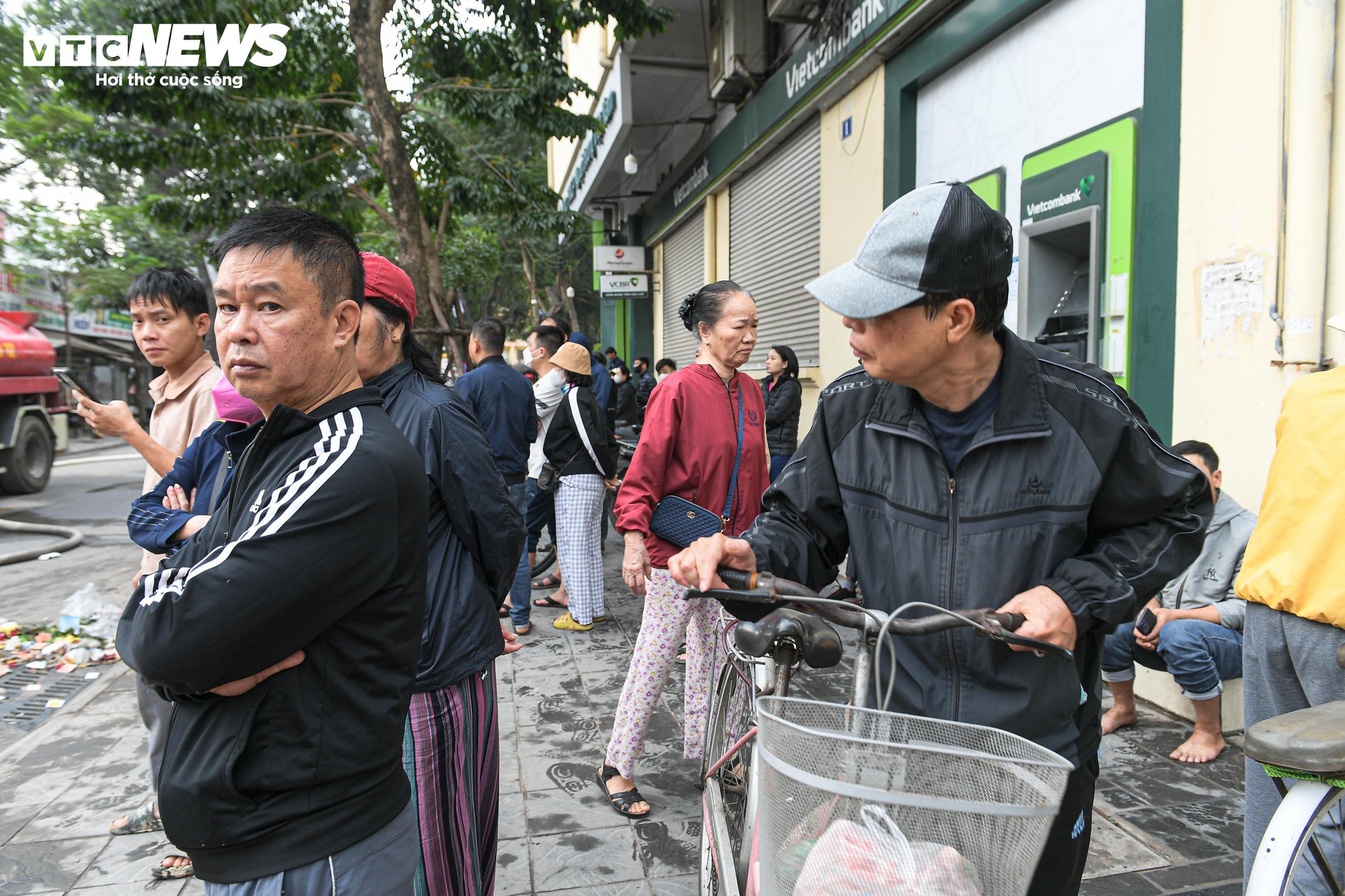 Tiểu thương kh&oacute;c nức nở, nh&igrave;n t&agrave;i sản bị thi&ecirc;u rụi sau vụ ch&aacute;y chợ Xanh ở H&agrave; Nội- Ảnh 12.