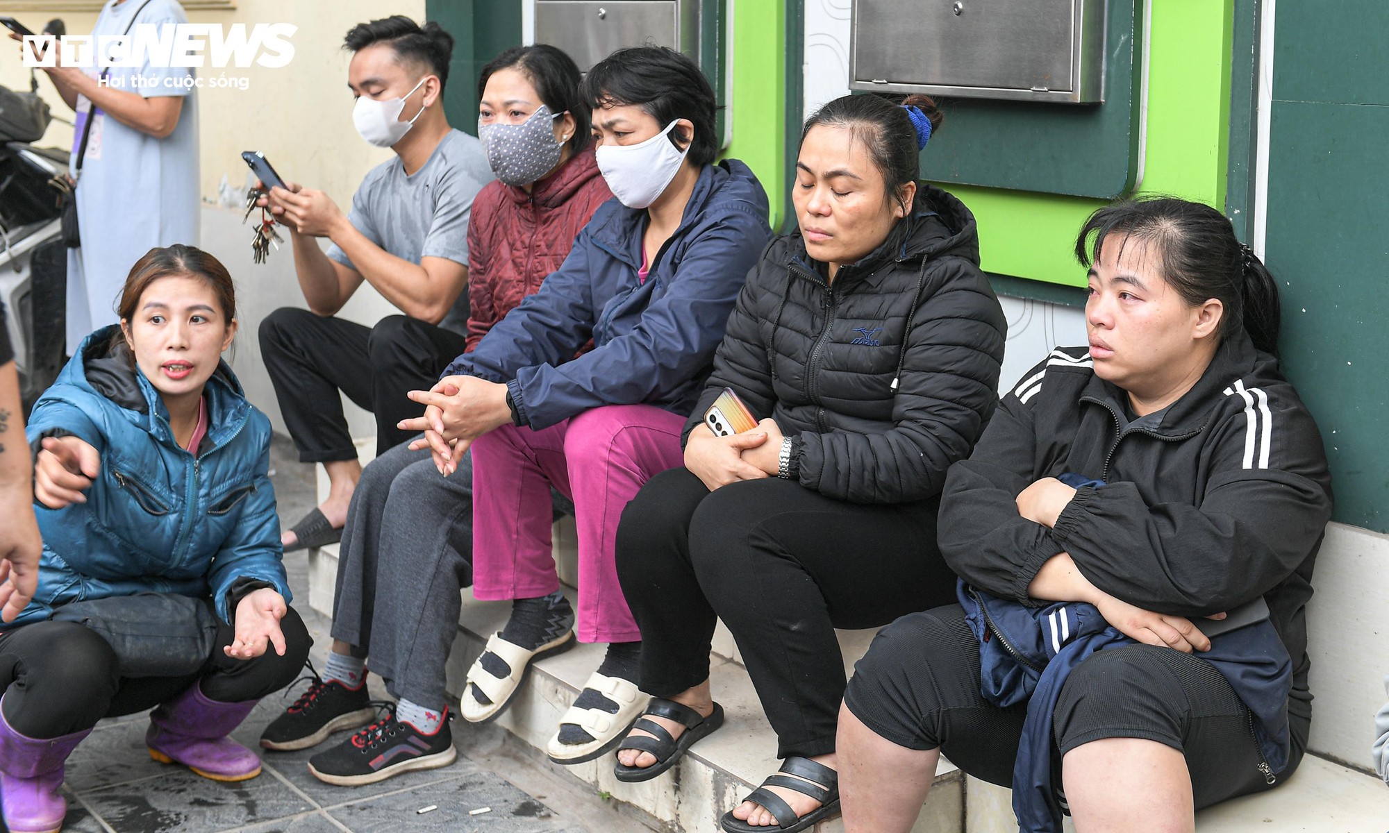 Tiểu thương kh&oacute;c nức nở, nh&igrave;n t&agrave;i sản bị thi&ecirc;u rụi sau vụ ch&aacute;y chợ Xanh ở H&agrave; Nội- Ảnh 9.