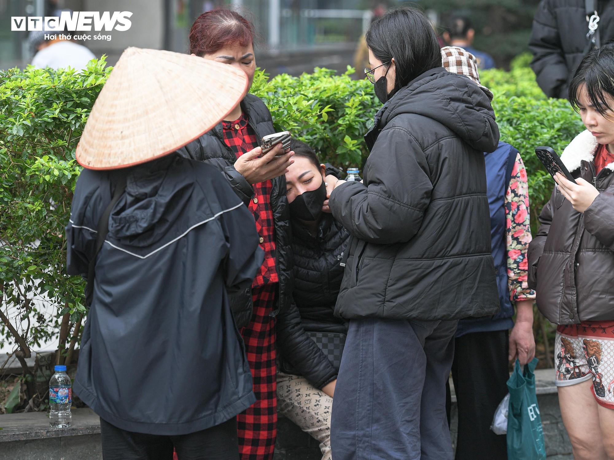 Tiểu thương kh&oacute;c nức nở, nh&igrave;n t&agrave;i sản bị thi&ecirc;u rụi sau vụ ch&aacute;y chợ Xanh ở H&agrave; Nội- Ảnh 10.