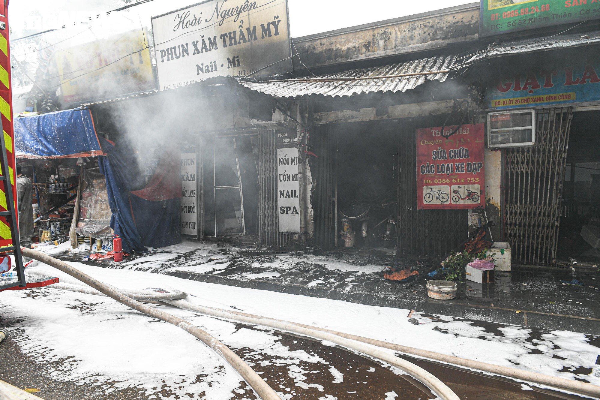 Tiểu thương kh&oacute;c nức nở, nh&igrave;n t&agrave;i sản bị thi&ecirc;u rụi sau vụ ch&aacute;y chợ Xanh ở H&agrave; Nội- Ảnh 14.