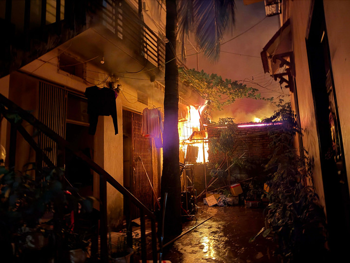 Cháy chợ ở Hà Nội, nhiều hộ dân phải sơ tán trong đêm- Ảnh 1.