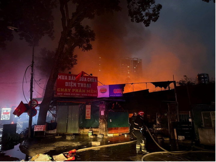 D&ugrave;ng m&aacute;y x&uacute;c ph&aacute; dỡ, mở đường cho cảnh s&aacute;t dập tắt đ&aacute;m ch&aacute;y chợ ở H&agrave; Nội- Ảnh 1.