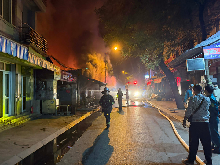 Cháy chợ ở Hà Nội, nhiều hộ dân phải sơ tán trong đêm- Ảnh 2.