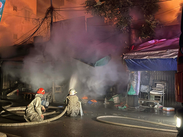 Cháy chợ ở Hà Nội, nhiều hộ dân phải sơ tán trong đêm- Ảnh 3.