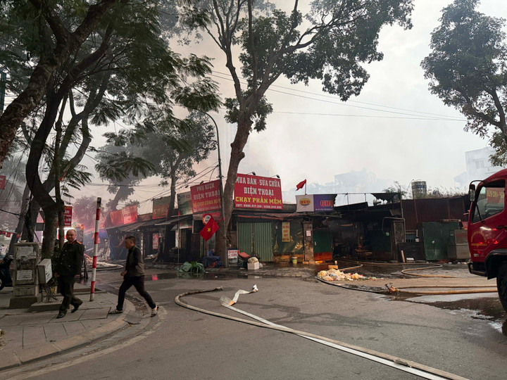 Cháy chợ ở Hà Nội, nhiều hộ dân phải sơ tán trong đêm- Ảnh 4.