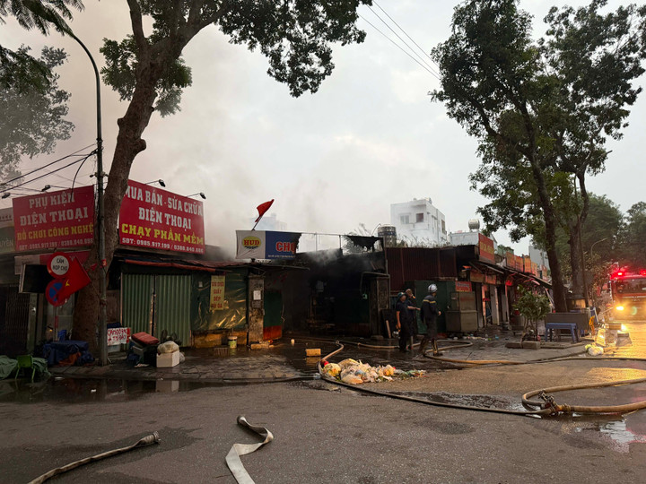 Cháy chợ ở Hà Nội, nhiều hộ dân phải sơ tán trong đêm- Ảnh 5.