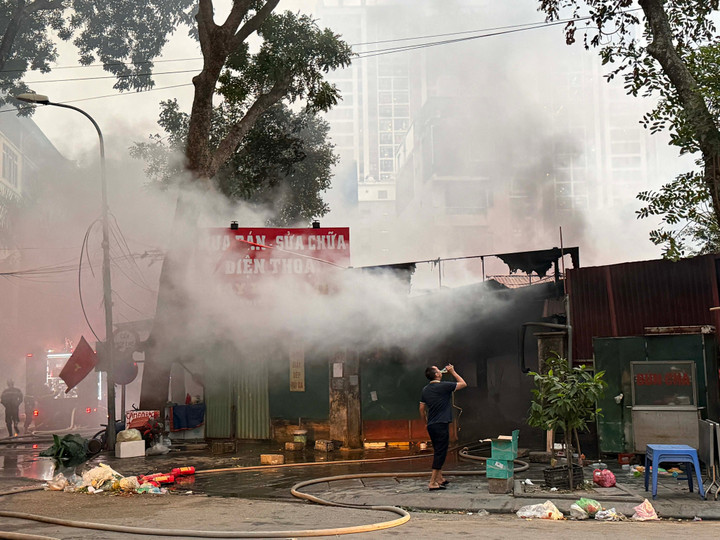 Cháy chợ ở Hà Nội, nhiều hộ dân phải sơ tán trong đêm- Ảnh 6.