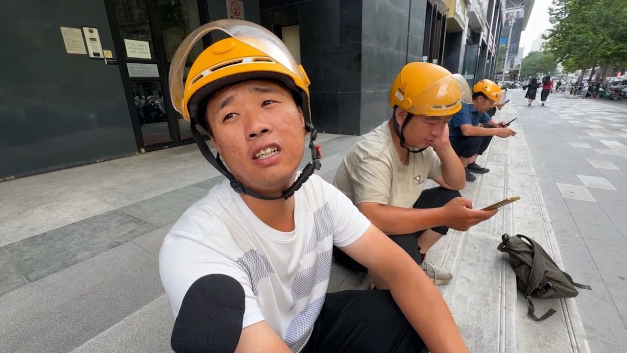 Phận đời 12 triệu shipper: Làm 14 tiếng/ngày nhưng chỉ đủ sống, đi giao đồ nhưng phải đánh cuộc sức khỏe và phẩm giá- Ảnh 1.