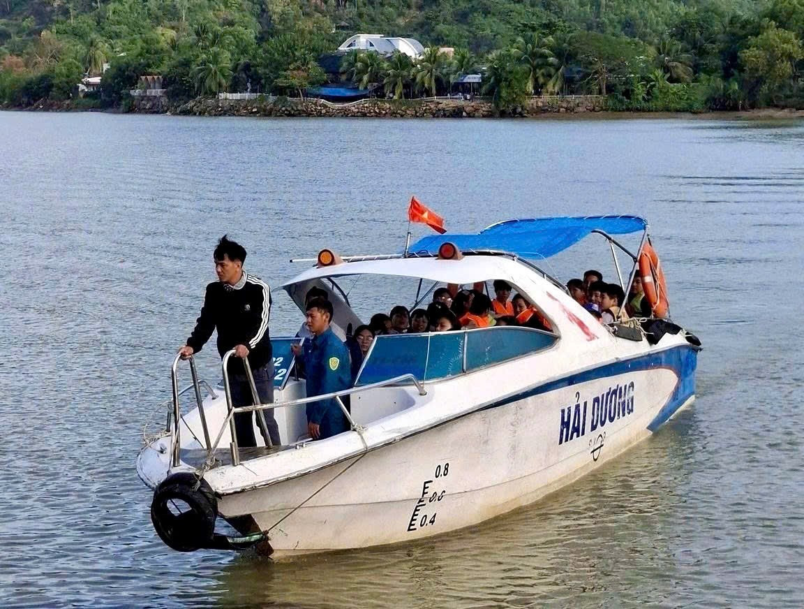 Kh&aacute;nh H&ograve;a: Hơn 130 học sinh đến trường bằng ca n&ocirc; sau sự cố tr&ocirc;i cầu gỗ Ph&uacute; Kiểng- Ảnh 1.