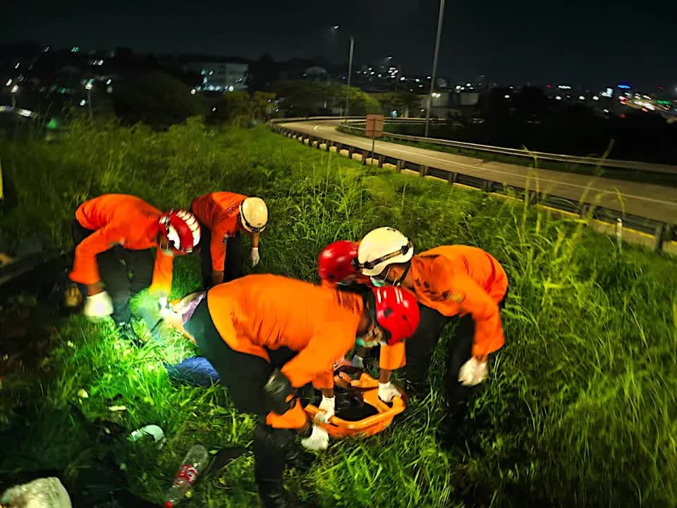 Kinh hoàng xe buýt lật ngang sau khi lao thẳng dải phân cách khiến ít nhất 16 người thiệt mạng- Ảnh 2.