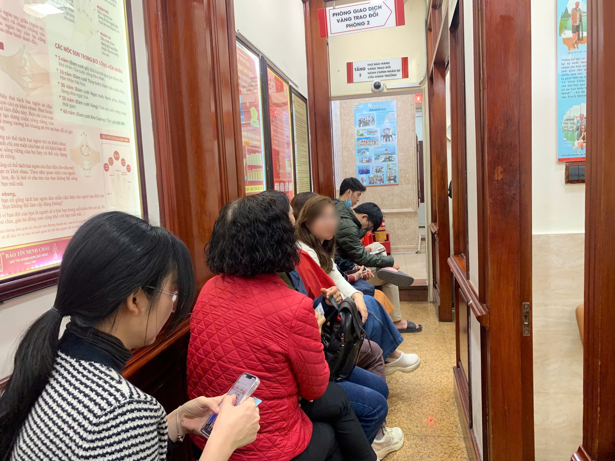 Người phụ nữ ở H&agrave; Nội mang 70 chỉ v&agrave;ng đi b&aacute;n đ&uacute;ng ng&agrave;y gi&aacute; lập đỉnh, biết tiền l&atilde;i m&agrave; ngưỡng mộ- Ảnh 1.