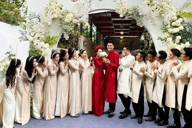 Showbiz Việt chưa c&oacute; h&ocirc;n lễ n&agrave;o lạ như đ&ocirc;i n&agrave;y: Cưới linh đ&igrave;nh 2 nơi m&agrave; kh&ocirc;ng ai hay, c&ocirc; d&acirc;u gia thế khủng cực b&iacute; ẩn!- Ảnh 1.