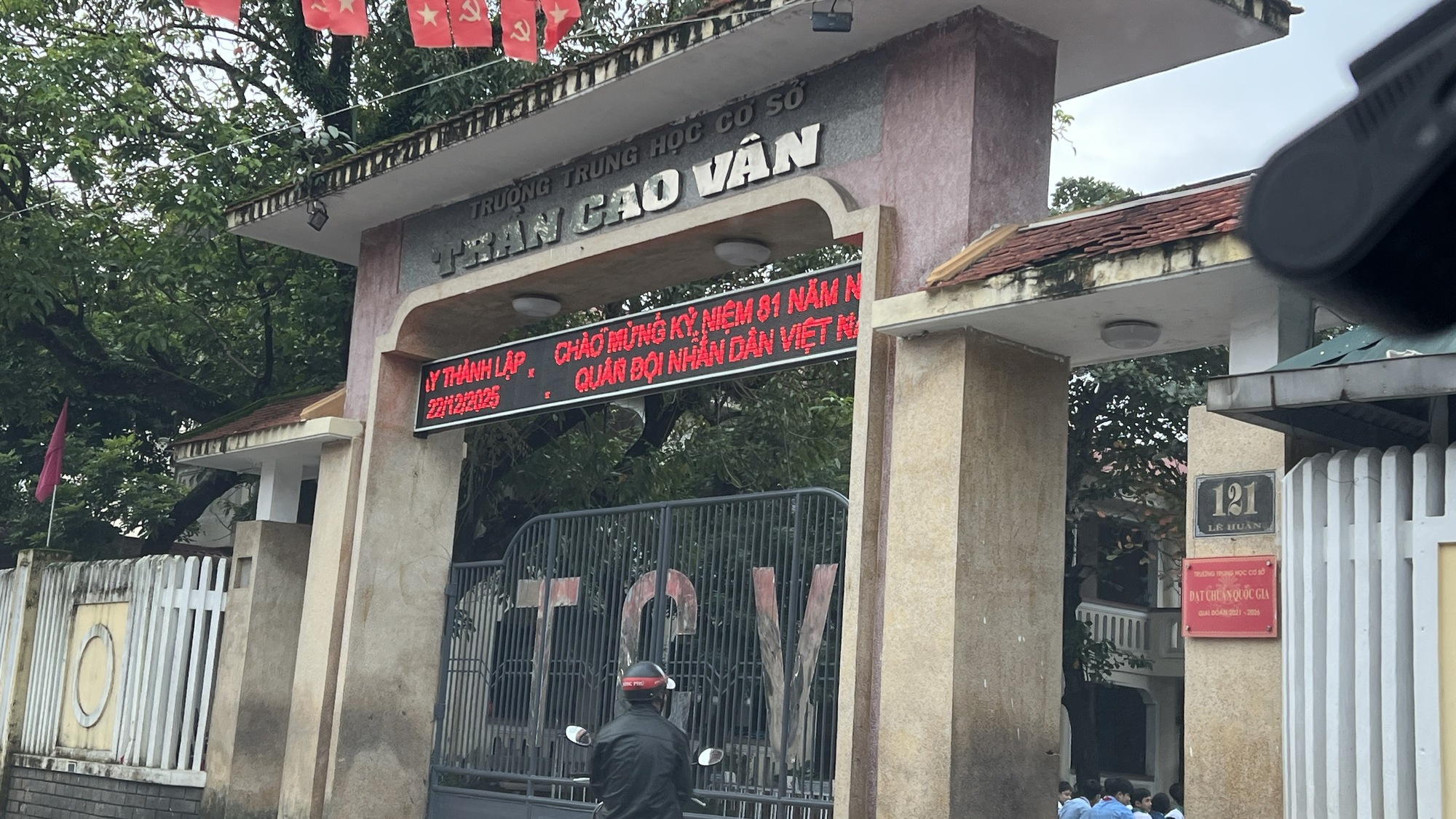 Th&ocirc;ng tin bất ngờ vụ nh&oacute;m học sinh đ&aacute;nh người "v&ocirc; gia cư" ở Huế- Ảnh 2.