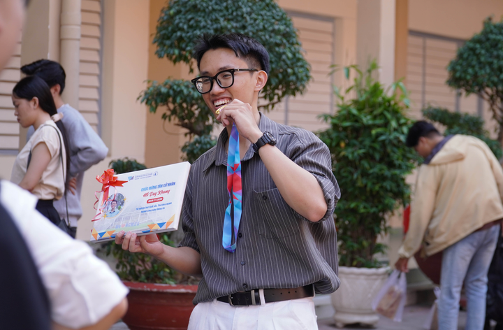 Khoảnh khắc được xướng tên thủ khoa Công nghệ thông tin trong lễ tốt nghiệp- Ảnh 2.