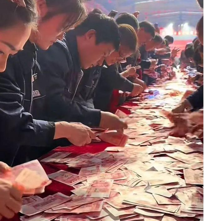 Chủ tịch tập đo&agrave;n ngh&igrave;n tỷ ph&aacute;t 375 tỷ đồng tiền mặt thưởng Tết, đếm bao nhi&ecirc;u được bấy nhi&ecirc;u, c&oacute; năm đ&atilde;i lẩu 10 ng&agrave;y liền- Ảnh 3.