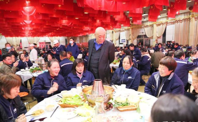 Chủ tịch tập đo&agrave;n ngh&igrave;n tỷ ph&aacute;t 375 tỷ đồng tiền mặt thưởng Tết, đếm bao nhi&ecirc;u được bấy nhi&ecirc;u, c&oacute; năm đ&atilde;i lẩu 10 ng&agrave;y liền- Ảnh 5.