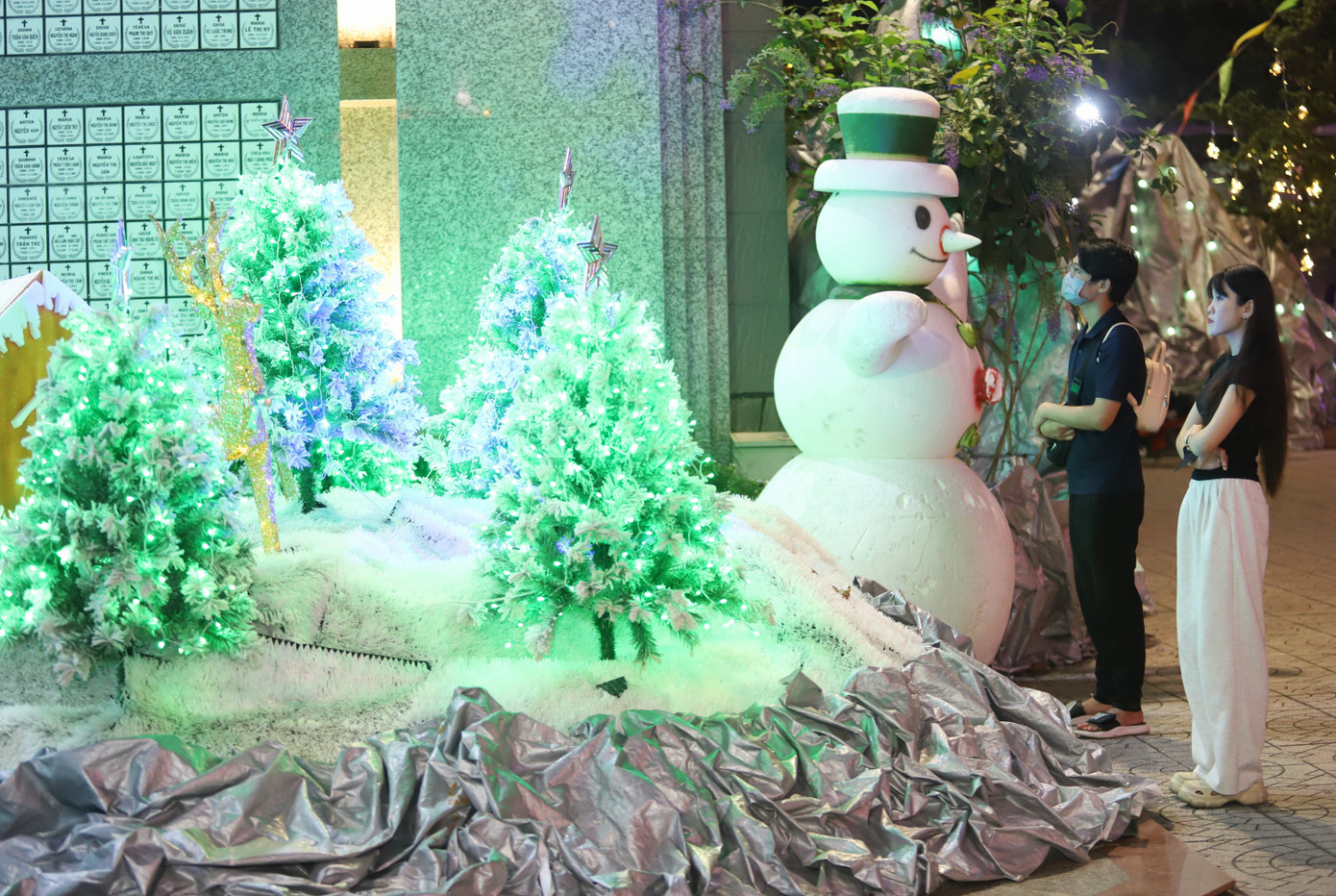 Bạn trẻ rạng rỡ check-in với h&agrave;ng th&ocirc;ng Noel lung linh, huyền ảo- Ảnh 20.