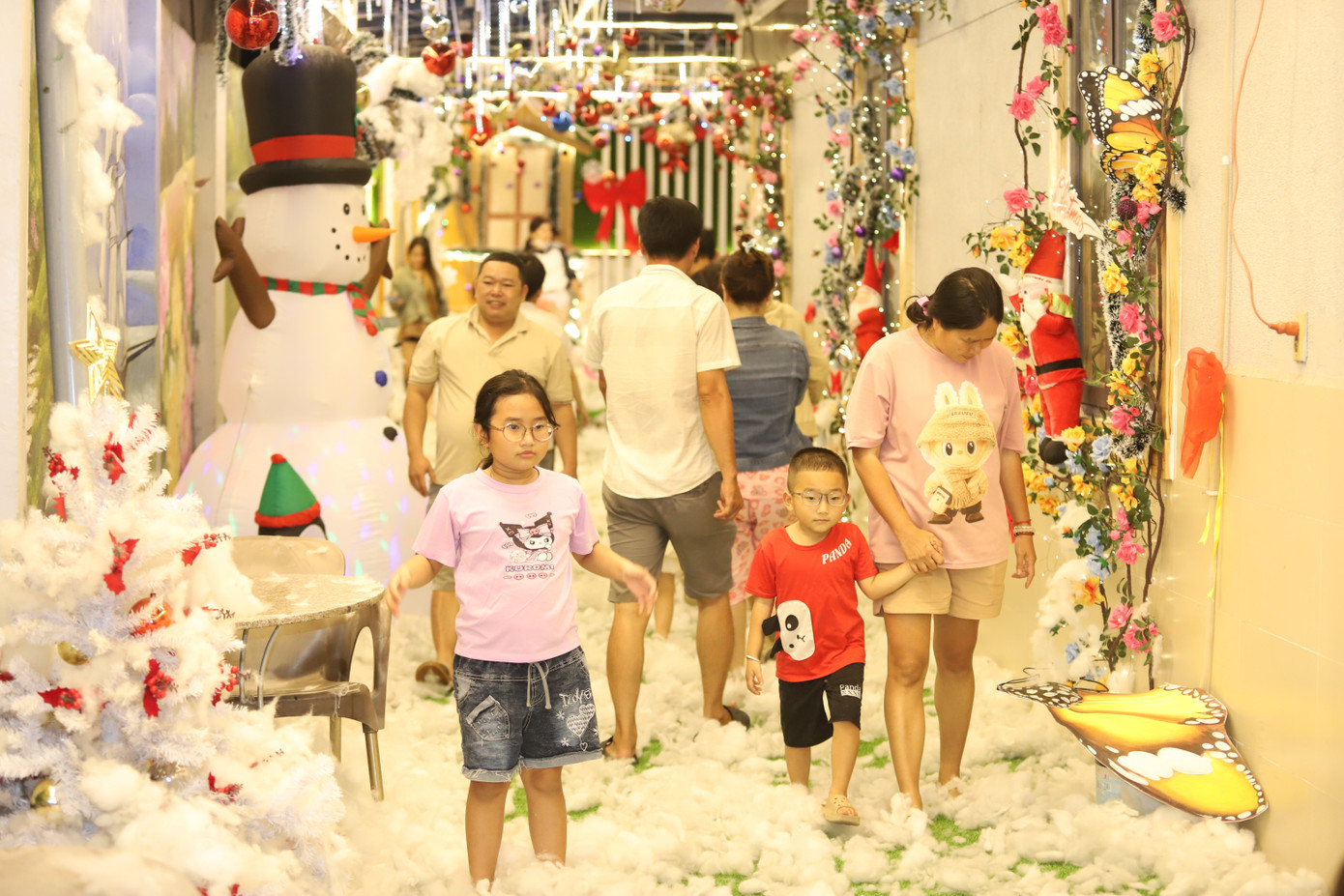 Bạn trẻ rạng rỡ check-in với h&agrave;ng th&ocirc;ng Noel lung linh, huyền ảo- Ảnh 4.