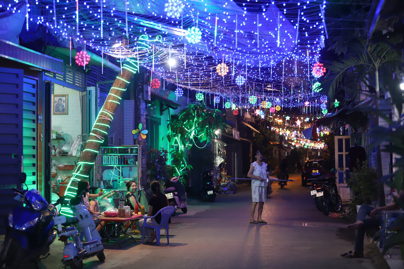 Bạn trẻ rạng rỡ check-in với h&agrave;ng th&ocirc;ng Noel lung linh, huyền ảo- Ảnh 1.