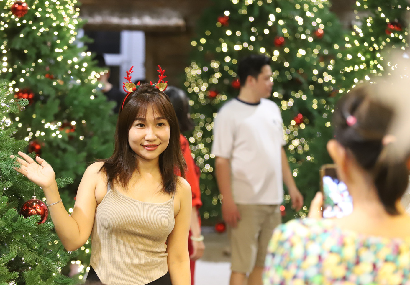 Bạn trẻ rạng rỡ check-in với h&agrave;ng th&ocirc;ng Noel lung linh, huyền ảo- Ảnh 6.