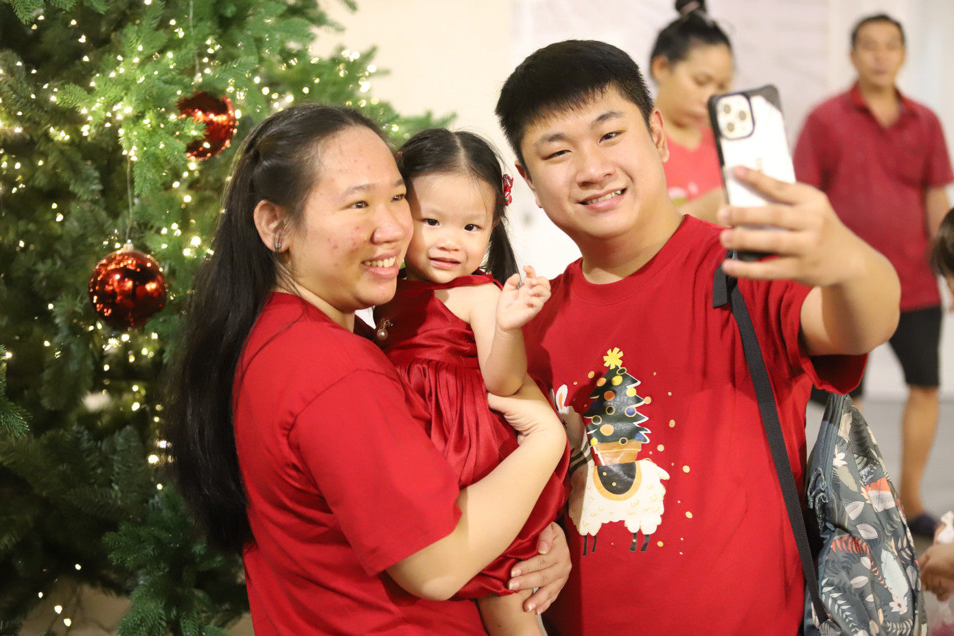 Bạn trẻ rạng rỡ check-in với h&agrave;ng th&ocirc;ng Noel lung linh, huyền ảo- Ảnh 12.