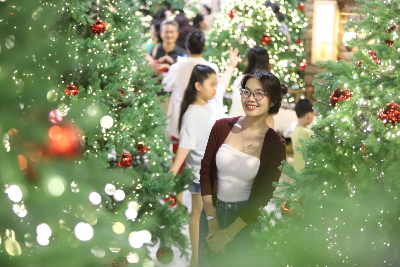 Bạn trẻ rạng rỡ check-in với h&agrave;ng th&ocirc;ng Noel lung linh, huyền ảo- Ảnh 7.