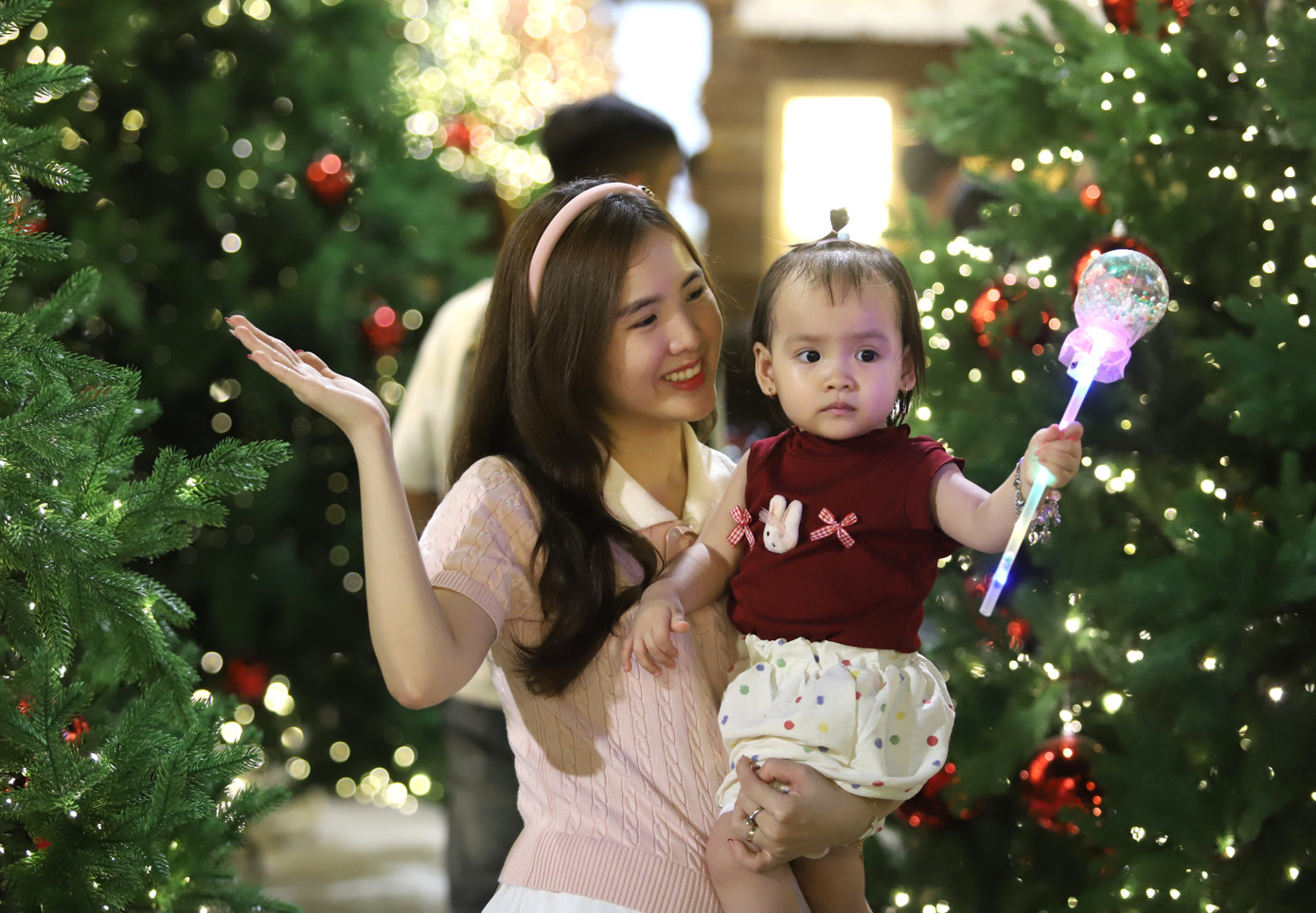 Bạn trẻ rạng rỡ check-in với h&agrave;ng th&ocirc;ng Noel lung linh, huyền ảo- Ảnh 10.