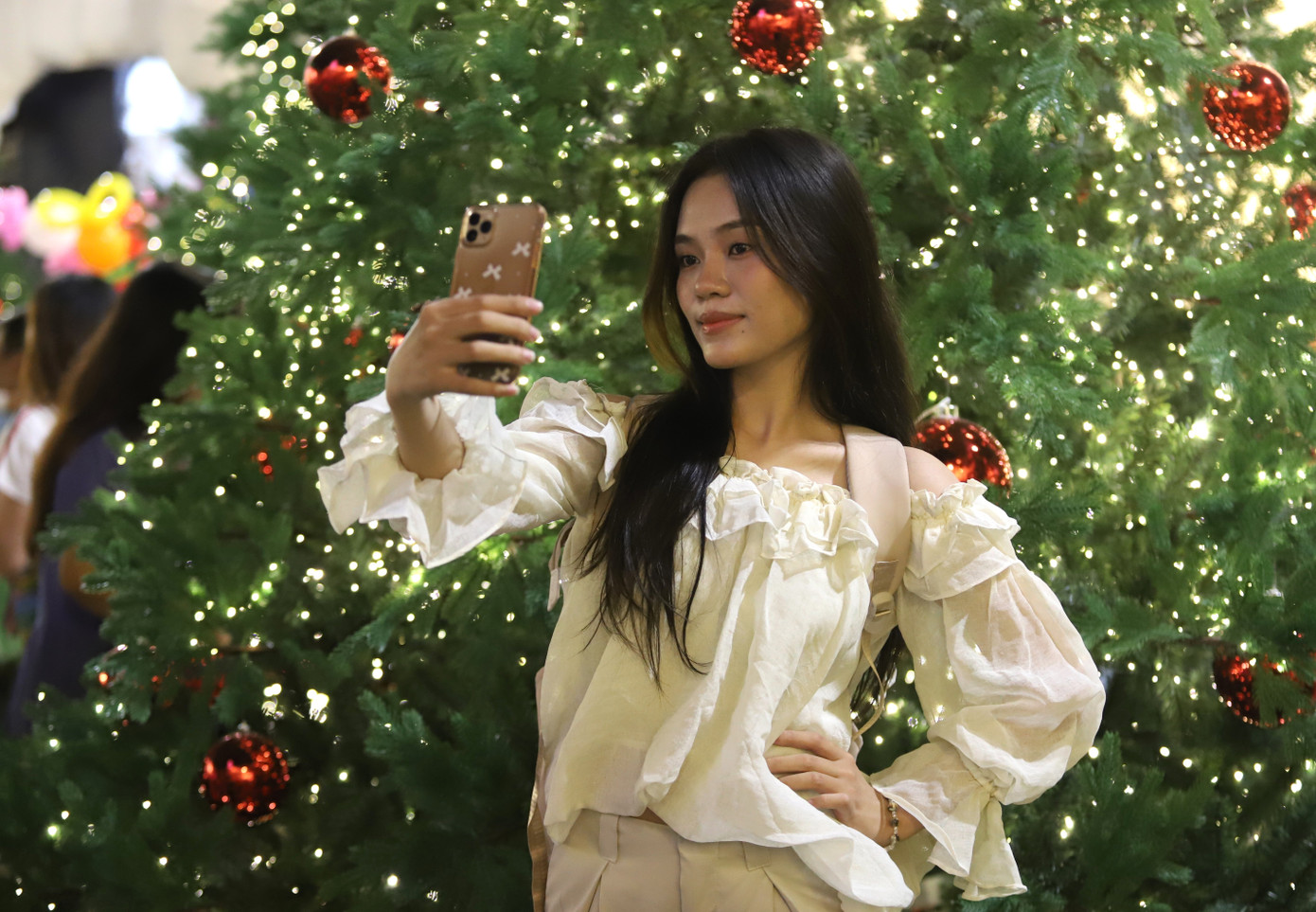 Bạn trẻ rạng rỡ check-in với h&agrave;ng th&ocirc;ng Noel lung linh, huyền ảo- Ảnh 9.