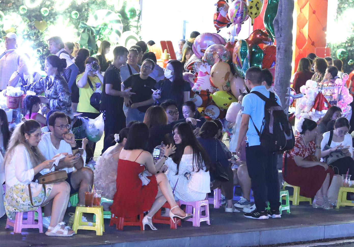 Bạn trẻ rạng rỡ check-in với h&agrave;ng th&ocirc;ng Noel lung linh, huyền ảo- Ảnh 25.