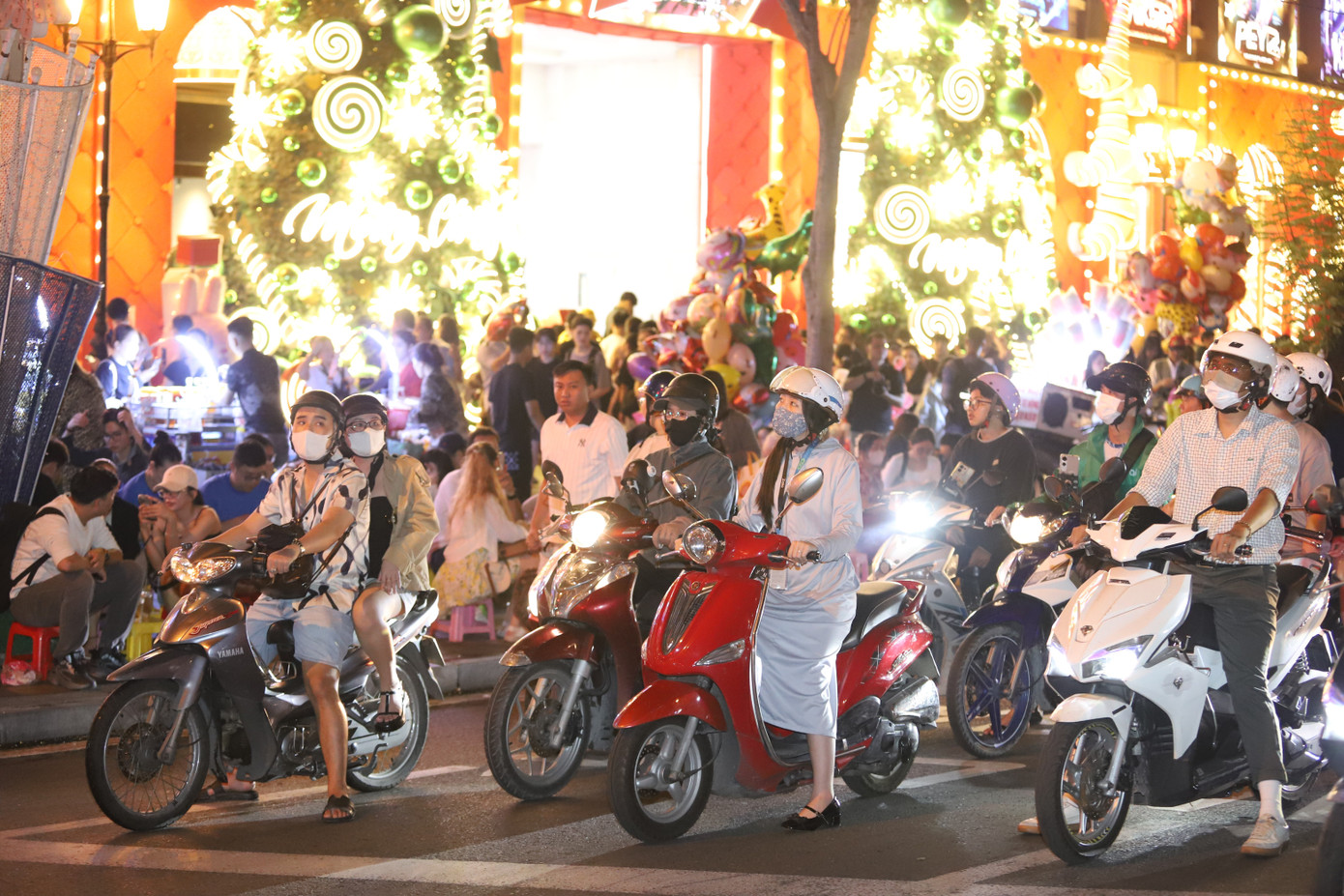 Bạn trẻ rạng rỡ check-in với h&agrave;ng th&ocirc;ng Noel lung linh, huyền ảo- Ảnh 22.