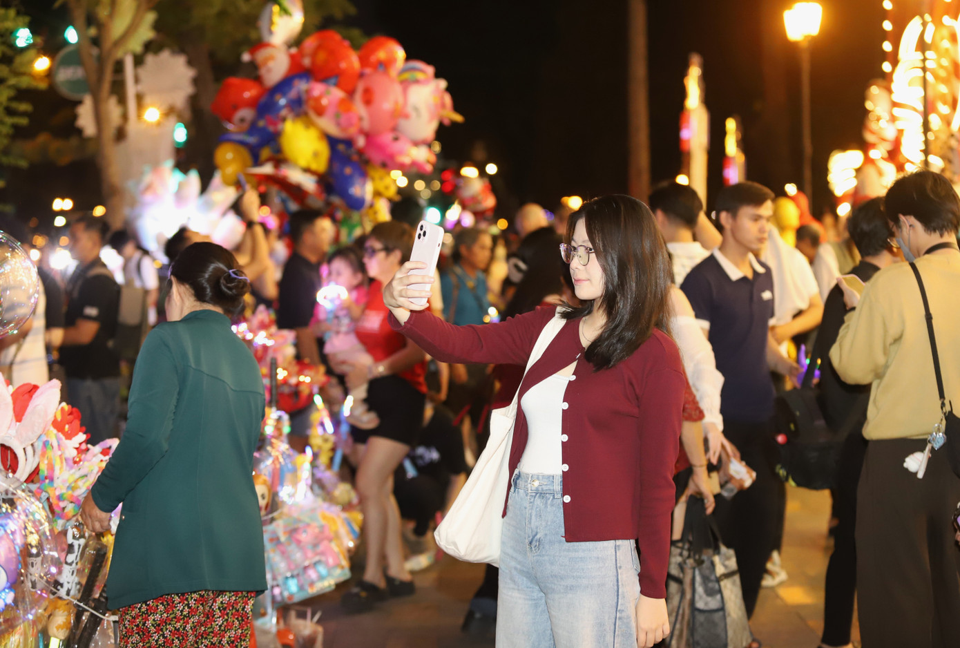 Bạn trẻ rạng rỡ check-in với h&agrave;ng th&ocirc;ng Noel lung linh, huyền ảo- Ảnh 23.