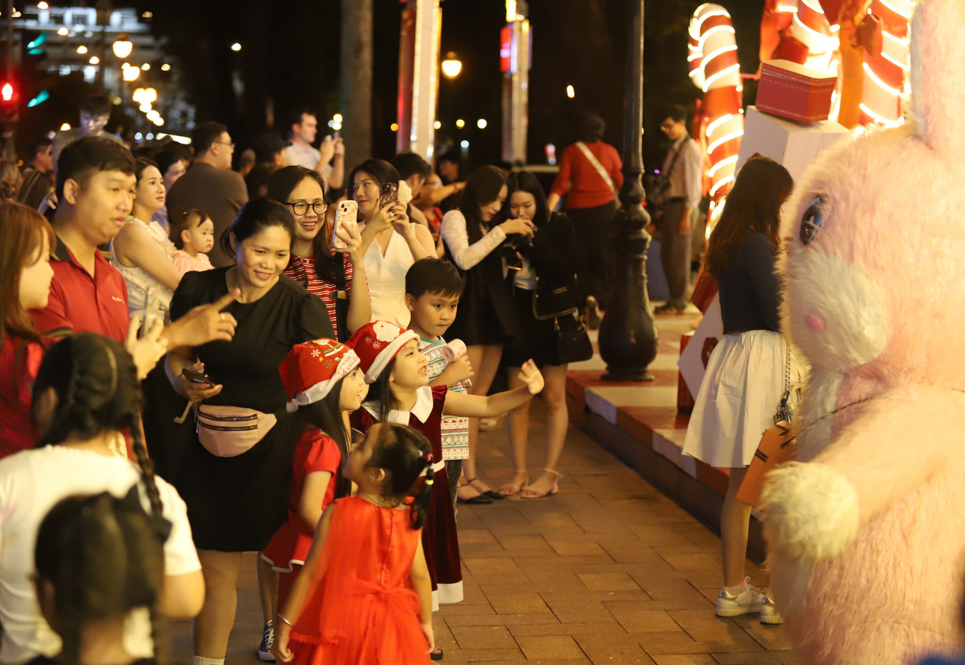 Bạn trẻ rạng rỡ check-in với h&agrave;ng th&ocirc;ng Noel lung linh, huyền ảo- Ảnh 21.