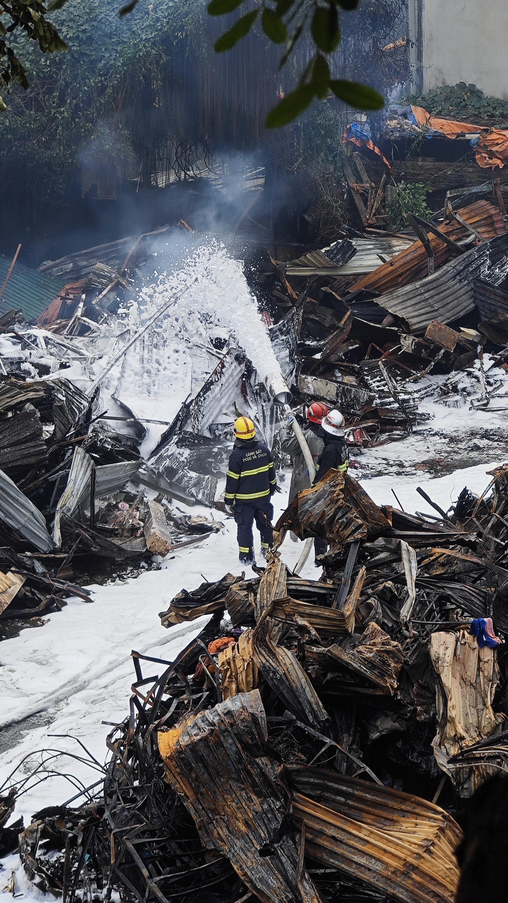 Toàn cảnh hiện trường vụ cháy chợ Xanh ở Hà Nội: Tiểu thương bàng hoàng bật khóc vì cả tỷ tiền hàng Tết vừa nhập đã hóa tro- Ảnh 7.