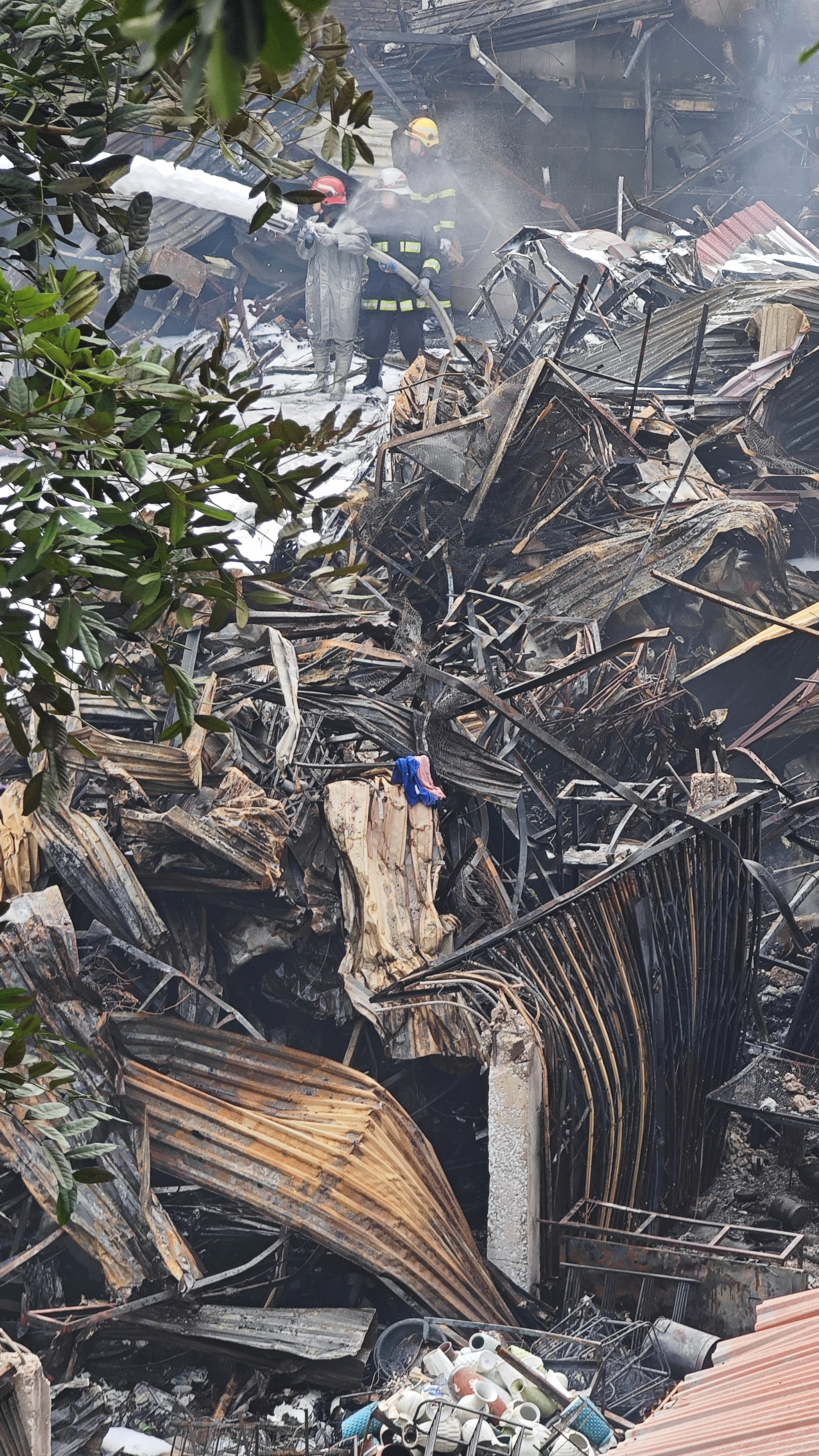 Toàn cảnh hiện trường vụ cháy chợ Xanh ở Hà Nội: Tiểu thương bàng hoàng bật khóc vì cả tỷ tiền hàng Tết vừa nhập đã hóa tro- Ảnh 8.