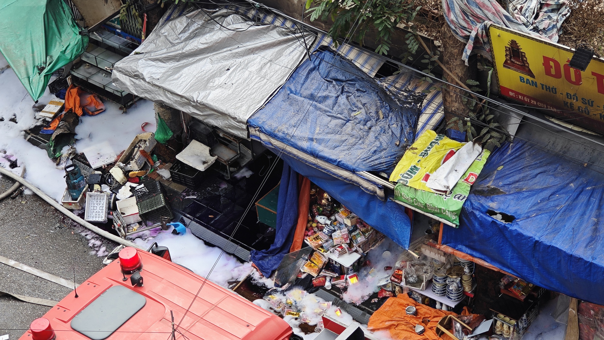 Toàn cảnh hiện trường vụ cháy chợ Xanh ở Hà Nội: Tiểu thương bàng hoàng bật khóc vì cả tỷ tiền hàng Tết vừa nhập đã hóa tro- Ảnh 10.
