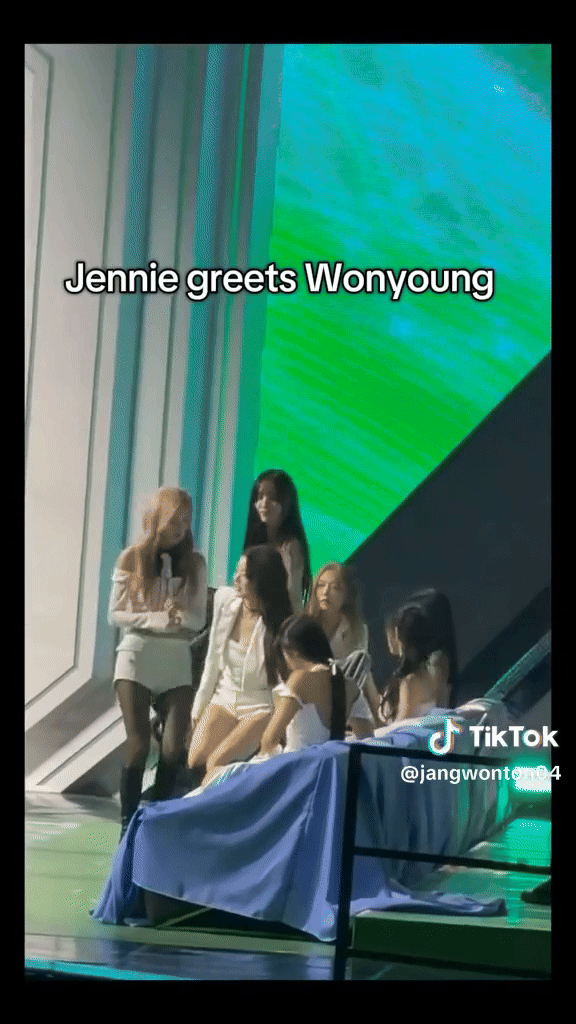Khoảnh khắc g&acirc;y b&agrave;n t&aacute;n của Jennie (BLACKPINK) v&agrave; c&ocirc;ng ch&uacute;a Kpop Jang Won Young- Ảnh 2.
