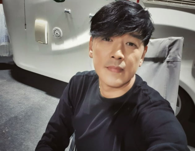 Ho&agrave;ng tử đ&aacute;nh vợ lần đầu c&ocirc;ng khai diện mạo b&agrave; x&atilde; k&eacute;m 19 tuổi tr&ecirc;n truyền h&igrave;nh sau 5 năm giấu k&iacute;n- Ảnh 3.