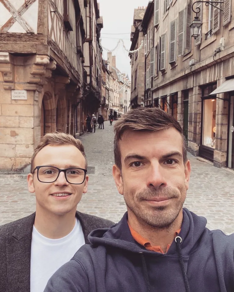 Đ&ocirc;i bạn th&acirc;n U40 rủ nhau nghỉ hưu sớm, bỏ 2,3 tỷ mua lại cả 1 ng&ocirc;i l&agrave;ng để cải tạo: "Ở đ&acirc;y ch&uacute;ng t&ocirc;i c&oacute; tất cả, chỉ thiếu đ&uacute;ng 1 thứ"- Ảnh 1.